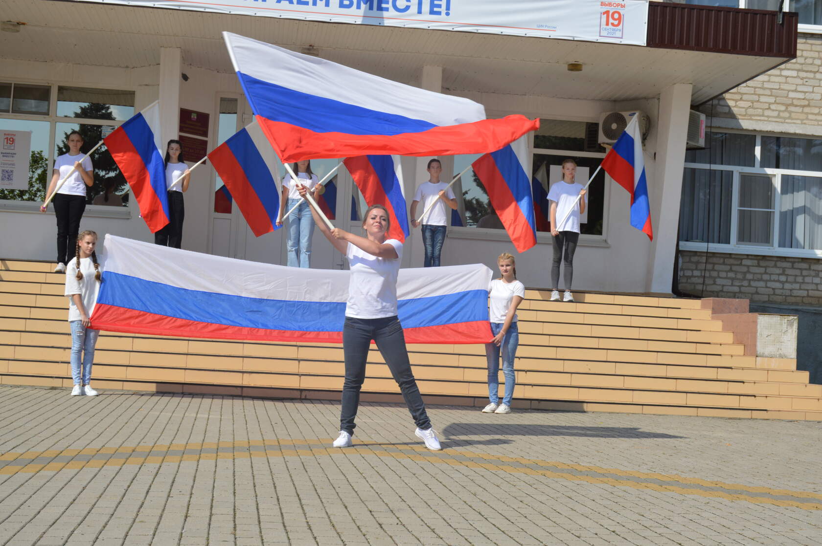 Почему день флага 22. День российского флага в школе. Флаг российский. Поднятие флага. Подъем флага в школе.